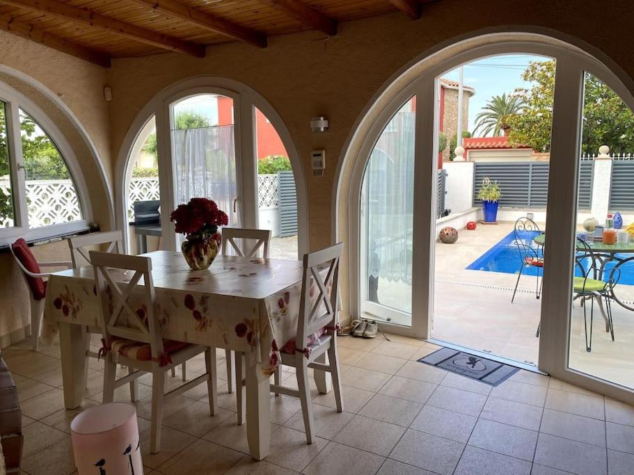 Jolie Maison Avec Sa Piscine Privee Wifi Empuriabrava Zewnętrze zdjęcie